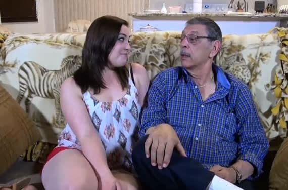 Jovem excitada fica nua na frente do avô