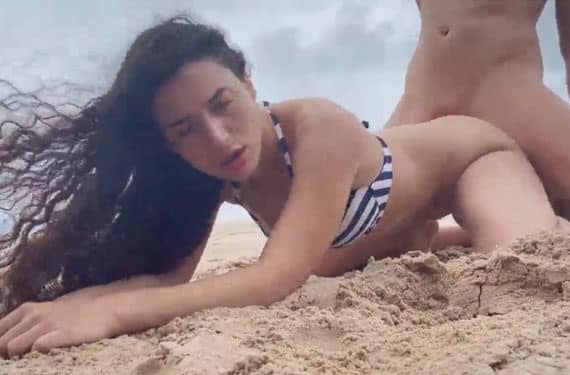 Zorra latina follando en una playa publica
