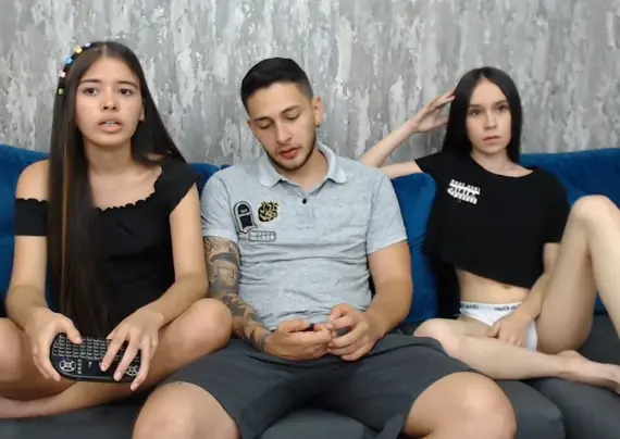 Las zorras creen que follar con el primo juntas es pasar tiempo en familia