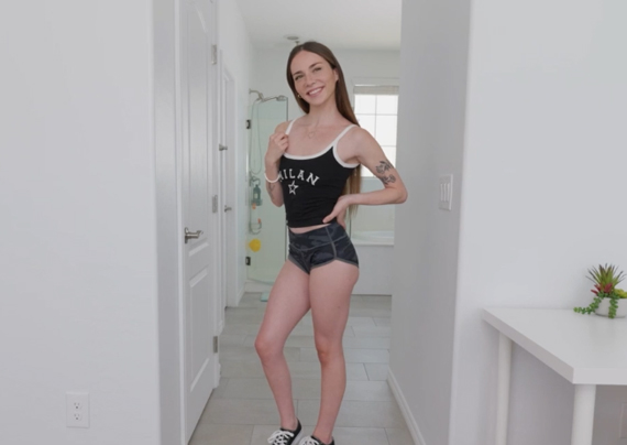 Le modela la ropa y luego se la quita